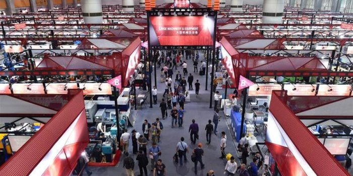 foto de dentro da Canton Fair mostrando os estandes de cima