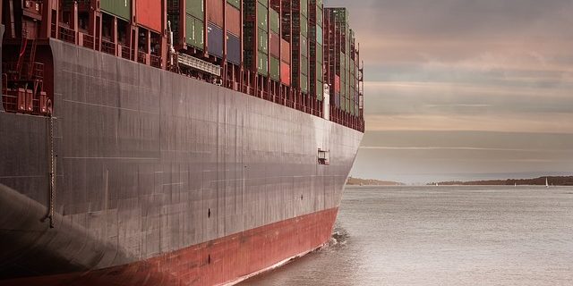 navio cargueiro transportando contêineres