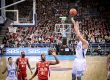 Jogo de basquete profissional onde homem esta arremessando a bola para cesta