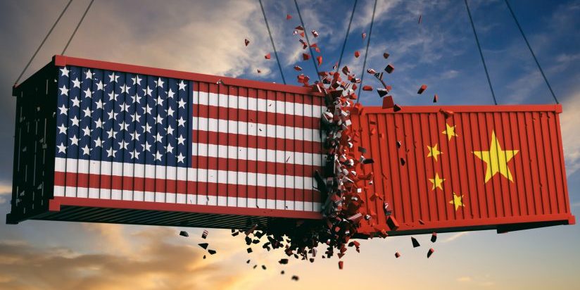 imagem das bandeiras da china e EUA simbolizando a guerra comercial