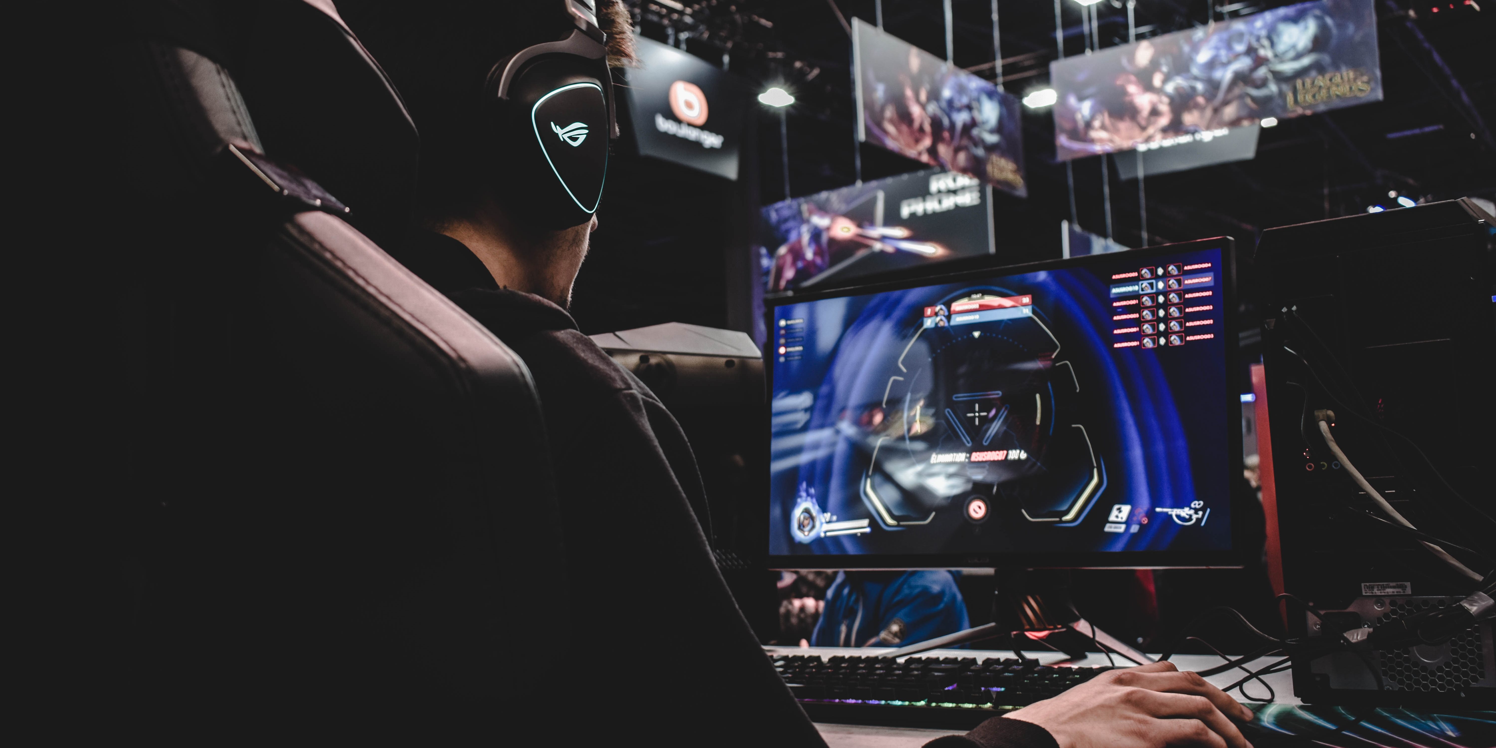 Jogador de -sport na frente de um pc Jogador de e-sport e games na frente de um pc
