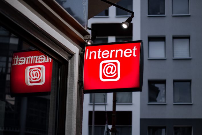 leon-seibert-2m71l9fA6mg-unsplash Placa vermelha escrito internet e com um @
